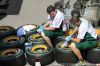 Mecánicos del equipo Lotus limpiando los neumáticos Bridgestone en el Paddock del Circuit de Catalunya